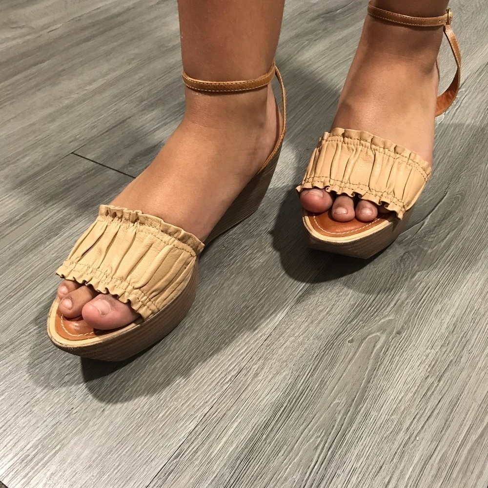 BCBG MAXAZRIA VTG Leather Wedge Sandals size 7.5‎